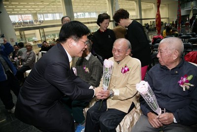 「因為黑暗，所以我們穿越」新書發表 記錄在地10位白色恐怖受害者故事