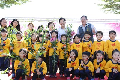 台灣百合節花海人海交織 林市長：配合花博發展精緻農業休閒觀光