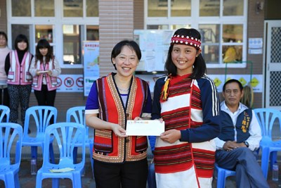 市府持續關心偏鄉教育 市長夫人歲末送愛心到平等國小及梨山國中小