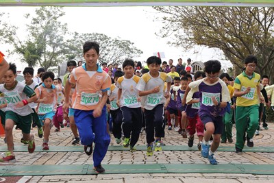 為普及國小路跑運動習慣 市府舉辦路跑競賽4,700名學童較勁