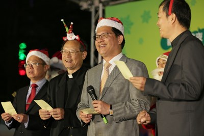 溫馨耶誕夜 林市長市府廣場前報佳音