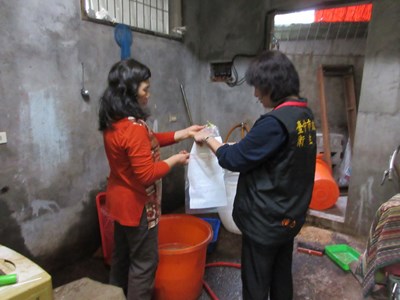 市府衛生局查獲非食品級雙氧水浸泡蓮子 違規產品全數銷毀