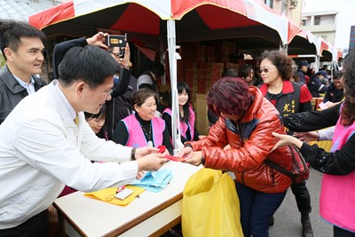 梧棲浩天宮寒冬送暖 林市長感謝各界熱心公益