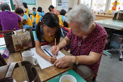 樂齡伴讀長者與孩子一起唸書 87歳阿嬤感動哭泣