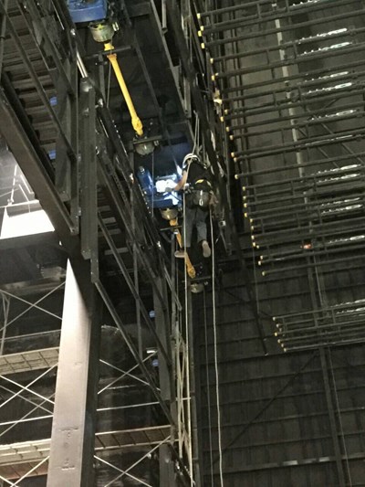 歌劇院中小劇場舞台機械測試調整 「蜘蛛人」上場完成