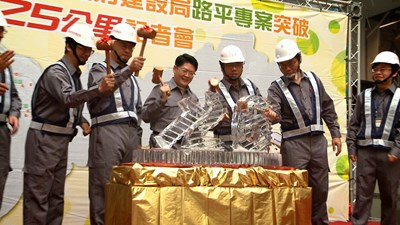 中市路平首年達標  路平制服公開亮相