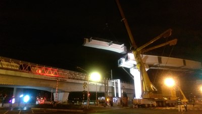 捷運松竹段跨台鐵鋼箱梁吊裝 大規模動員確保施工安全