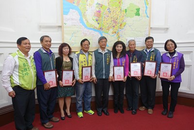 市府頒獎感謝環保志工中隊長  盼未來區長接任讓資源運用更完善