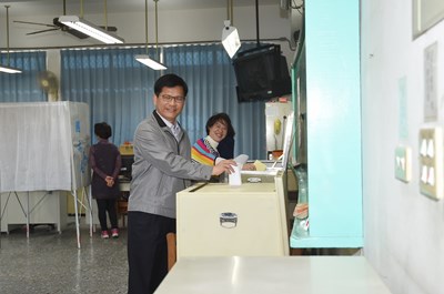 第14屆總統、副總統及第9屆立委選舉 林市長伉儷投下神聖一票  