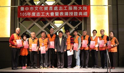 文資志工150人受證  陳彥玲、李美齡獲年度特別獎