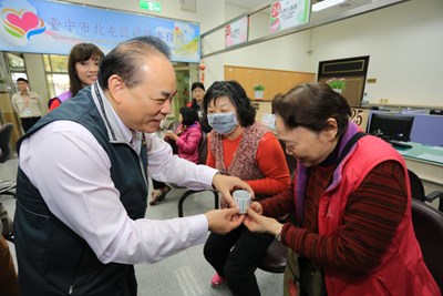 暖胃更暖心 中市府民政體系單位免費提供洽公民眾喝薑茶