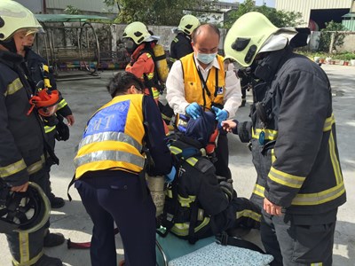 市府消防局強化不同場所應變能力 模擬護理之家弱勢民眾搶救演練