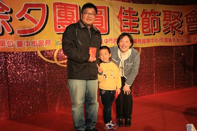 「猴」你愛的禮物    市長夫人與300單親圍爐