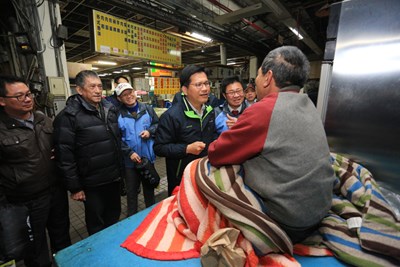 溫暖台中各角落 林市長寒冬為街友送熱食 鼓勵參與掃街或當導覽員