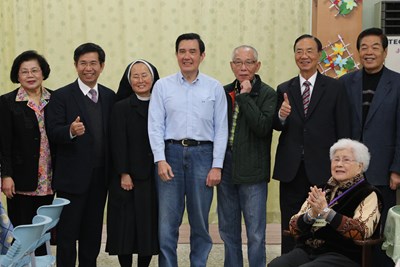 馬總統與潘副市長訪視台中市社區老人照服中心  中央年底前368鄉鎮建多元日照服務