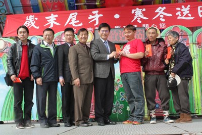 歲末齊圍爐      林市長發紅包助弱勢