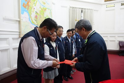 台中垃圾收運春節照常 環保局長贈清潔人員禮券 鼓勵為民服務