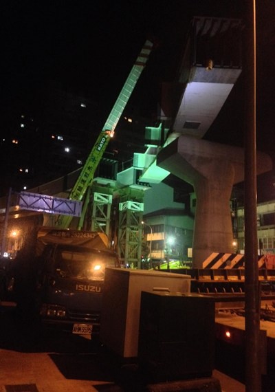 中市府重新檢討施工安全 捷運綠線公安意外路段鋼梁完成吊裝