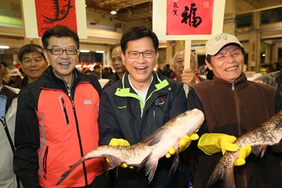 林市長清晨訪魚市果市  呼籲購買在地優質魚貨蔬果