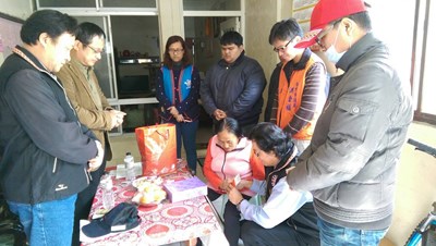 市府原民會探訪都會區弱勢原住民 捐贈物資助暫度生活困境