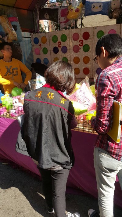 一中街年貨大街部分商品標示不完整、無檢驗標章  市府消保官要求攤商改善
