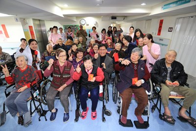 春節前大地震 林市長赴養護中心慰問長輩並拜早年