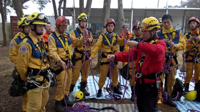 模擬救災攀爬需求 消防教官學攀木 專業多一招