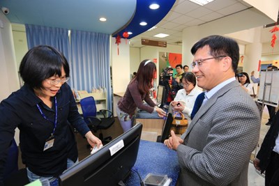 視察圖書館夜間開放 林市長：台中「閱夜閱美麗」