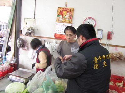 衛生局抽驗蔬果及麵腸素肚 2件農藥殘留超標3件檢出過氧化氫 均依法續查