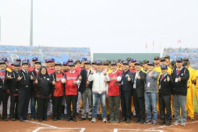 林市長履行諾言穿Lamigo球衣高喊「GO GO Lamigo！」 桃園球迷嗨翻