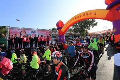 2016萬眾騎BIKE  萬名自行車友遶山海屯區