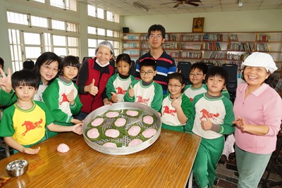 馬鳴國小老幼共學傳承紅龜粿  學童直呼真有趣 