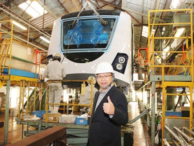 交通局長親赴川崎重工神戶工廠 正組裝的捷運綠線車廂首度曝光