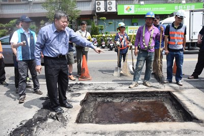提升孔蓋下地行車安全 建設局邀專家示範施作工法