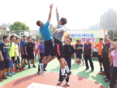 紫錐花盃籃球錦標賽登場     800學子尬球技