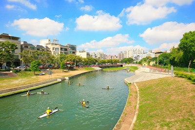 大里康橋輕艇等水上運動盛行     民間龍舟體驗增添多元色彩