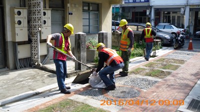 防汛整備     環保局完成505處易淹水道路側溝巡查清淤
