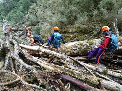 登山活動管理自治條例草案 納入登山客配定位器與通訊設備、領隊基本救護能力