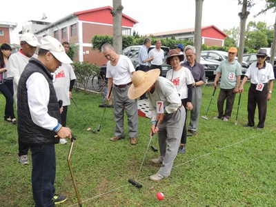 仁愛之家槌球友誼賽    阿公阿嬤熱情參與