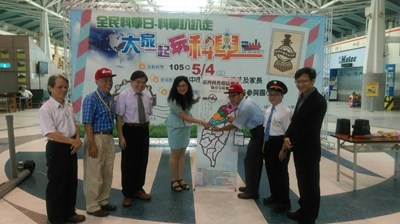 科普列車駛抵台中 240名學生搭火車玩科學