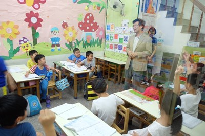 市府跨局處聯訪兒童課後照顧服務中心 衛生局長教學童勤洗手防腸病毒