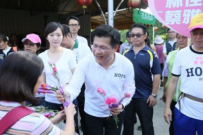 林市長大坑送康乃馨 祝媽媽們母親節快樂