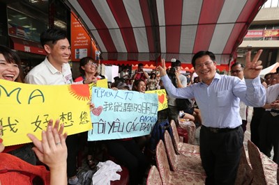 母親節東協廣場中市府設免費電話 國際移工跟媽媽溫馨訴情