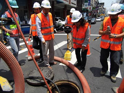 市府汛期前清疏作業已完成   李副秘書長視察檢視排水情形   