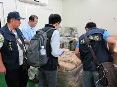 雄勳公司涉更改標籤效期 台中檢警衛平台封存22公噸逾期食品原料