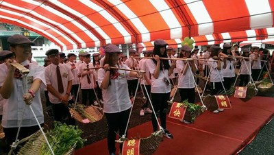 105年成年禮 「挑擔」象徵挑起社會責任