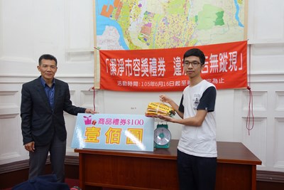 撕除廣告紙換商品禮劵 維護市容一起來