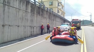 消防局辦理地下道人車淹水受困搶救演練