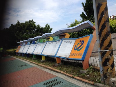 台灣大道旁梧棲故事牆周邊雜草叢生 環保局今已清除