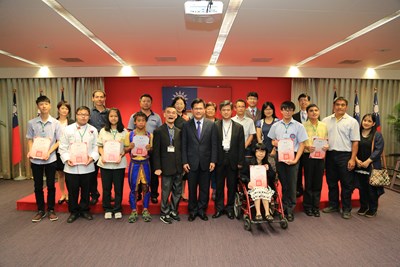 台中7位學生獲頒總統教育獎 林市長給予肯定與表揚